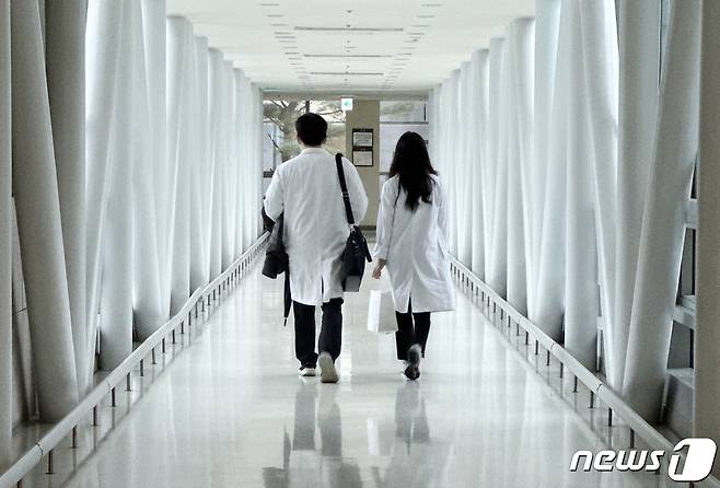 서울 시내의 한 대학병원에서 의료진이 발걸음을 옮기고 있다. 2024.2.19/뉴스1 ⓒ News1 박지혜 기자