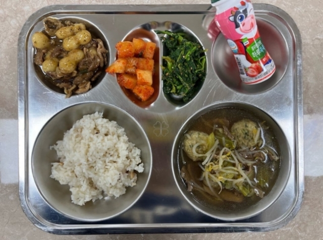 한 네티즌이 공개한 초등학교 1학년 조카의 급식 사진. 온라인 커뮤니티 캡처