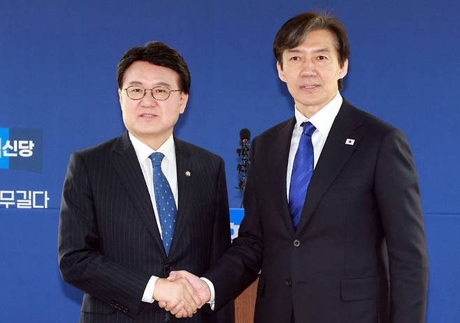 조국혁신당 조국 대표(오른쪽), 더불어민주당 황운하 의원이 지난 8일 당사에서 열린 황운하 의원 입당 기자회견에서 악수하고 있다. 연합뉴스