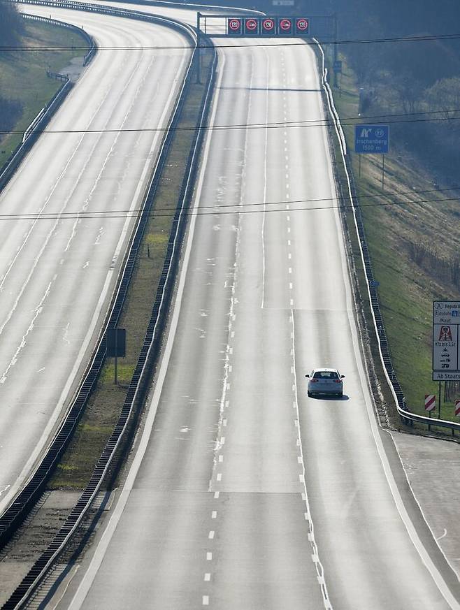 코로나19 대유행이 한창이던 2020년 4월 4일(현지시간) 독일 뮌헨과 오스트리아 잘츠부르크 인근을 잇는 A8 아우토반 고속도로를 단 한 대의 자동차가 달리고 있다. 이르셴베르크=로이터연합뉴스