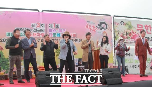 경산시 자인면 봉사활동 단체인 '자인면 자치위원회'가 무대에 올라 단체로 노래를 부르고 있다./경산=김민규 기자