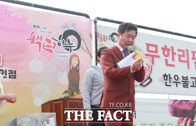 KBS 탤런트 김덕현 씨가 이날 사회를 보며 관객들과 함께 호흡을 하고 있다./경산=김민규 기자