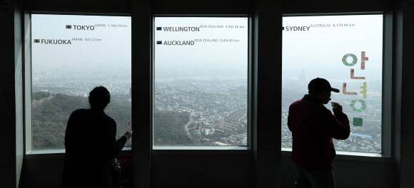 올봄 첫 황사 유입으로 미세먼지 수준이 나쁨을 기록한 17일 오후 서울 엔(N)서울타워 전망대에서 바라본 도심이 뿌연 미세먼지에 갇혀 있다. 연합뉴스