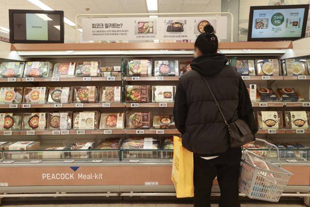 2022년 기준 우리나라 1인 가구는 750만2,000가구로 전체 가구의 34.5%를 차지했다. 2050년에는 40%에 육박할 것으로 예상된다. 사진은 서울 시내 한 대형마트에서 밀키트를 고르고 있는 시민. 연합뉴스