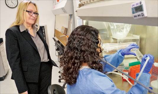 안야 크래머 턴바이오사이언스 대표(왼쪽)와 연구원이 신약 개발에 필요한 인간 피부세포를 배양하고 있다. 이우상 기자