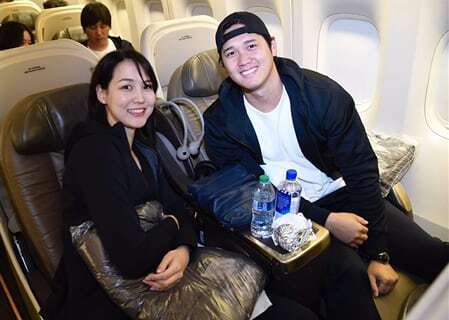 16일 LA다저스 전속 카메라맨은 오타니 쇼헤이 부부가 서울로 오는 비행기에서 찍은 사진을 공개했다. LA 다저스 전속 카메라맨 수후 소셜미디어 캡처