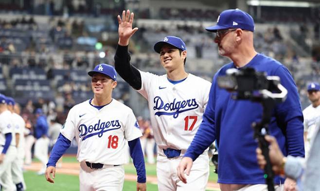 17일 서울 고척스카이돔에서 미국프로야구(MLB) 공식 개막시리즈를 앞두고 열린 로스앤젤레스(LA) 다저스 대 키움 히어로즈 연습 경기 시작에 앞서 오타니가 관중들에게 손을 흔들어 보이고 있다. 공동취재사진