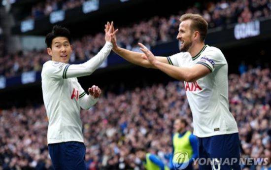 손흥민과 케인이 축구통계매체 '후스코어드닷컴' 선정 지난주 유럽 5대 빅리그 베스트11에 나란히 공격수 투톱으로 이름을 올렸다. 손흥민은 프리미어리그 토트넘에서 1골 2도움을 기록했다. 케인은 분데스리가에서 3골 1어시스트를 뽑아냈다. 둘은 토트넘 시절 골과 도움을 주고받으며 47골을 기록한 영혼의 콤비다. 연합뉴스
