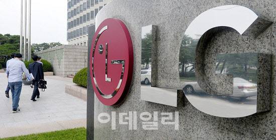 서울 여의도 LG트윈타워를 방문객들이 오가고 있다. (사진=LG)