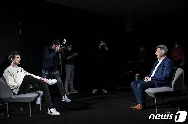 휴고 트래버스(왼쪽)가 대선을 앞두고 파비앙 루셀 프랑스 공산당(PCF) 대선 후보와 인터뷰하고 있다. 2022.02.24 ⓒ AFP=뉴스1 ⓒ News1 정지윤 기자