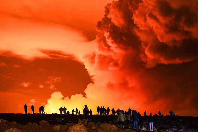 아이슬란드 레이캬네스 반도 그린다비크 마을 인근에서 화산이 폭발해 연기가 치솟고 용암이 쏟아져 나오고 있다. 2024.3.16 /AFP 연합뉴스