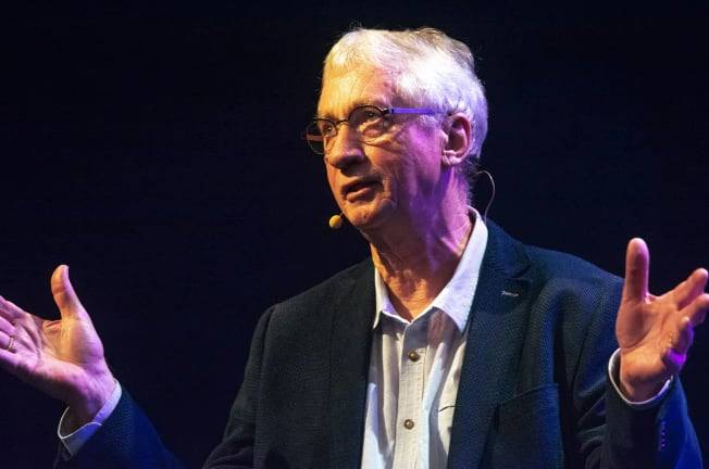 작년 6월 독일의 한 행사에서 강연을 하고 있는 프란스 드 발 에모리대 교수. 드 발 교수는 많은 대중 강연으로도 유명하다./AP 연합뉴스