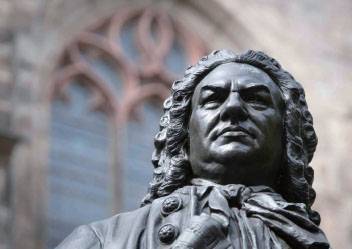 독일 라이프치히 성 토머스 교회 앞에 있는 바흐의 동상. 독일 조각가 카를 제프너가 1908년에 만든 작품이다. /위키미디어