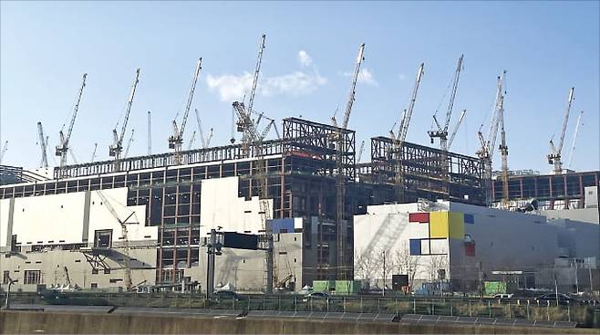 15일 평택제천고속도로에서 바라본 삼성전자 평택캠퍼스 반도체 공장 공사 현장. 박시온 기자