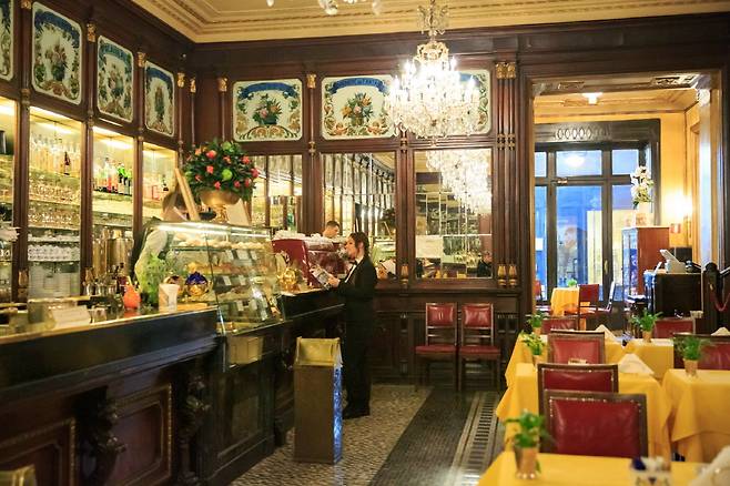 카페가 오픈한 1800년대 내부의 모습을 그대로 간직한 바라띠 앤 밀라노 Baratti & Milano