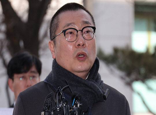 박명하 대한의사협회 비상대책위원회 조직강화위원장이 18일 오전 3차 조사를 받기 위해 서울 마포구 서울경찰청 공공범죄수사대로 출석하며 입장을 밝히고 있다. (사진=연합뉴스)