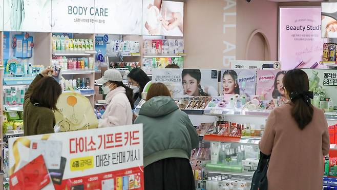지난 15일 오전 서울 마포구 다이소 신촌본점에서 고객들이 화장품을 살펴보고 있다. 2024.03.15/박성원 기자