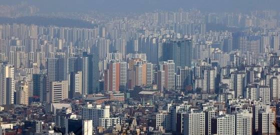 지난 14일 남산에서 바라본 아파트 모습. 뉴스1