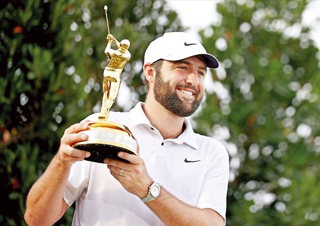 스코티 셰플러가 PGA투어 플레이어스 챔피언십 트로피를 들고 웃고 있다.  AFP연합뉴스