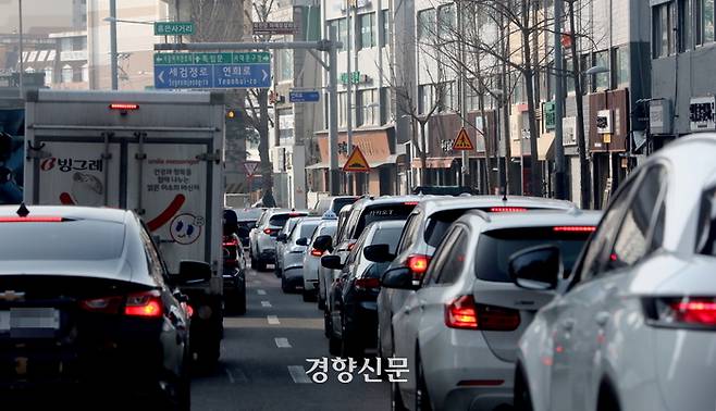 서울 녹번역 인근 통일로를 지나는 차량이 지난 14일 오전 정체를 빚고 있다. 김창길 기자