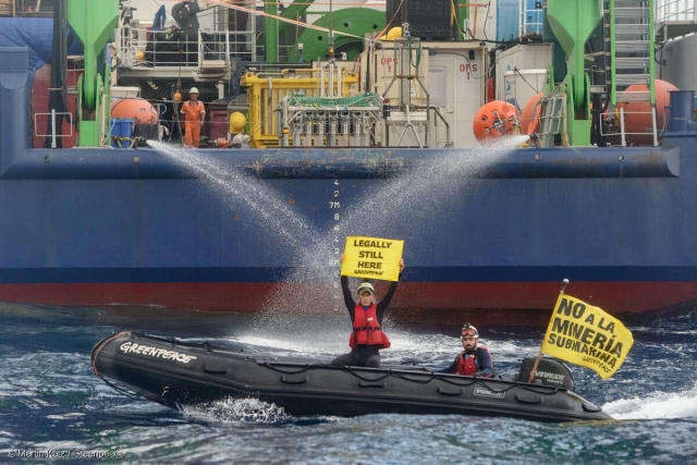 그린피스 활동가들이 태평양에서 심해 채굴에 반대하는 퍼포먼스를 하고 있다. 그린피스 제공