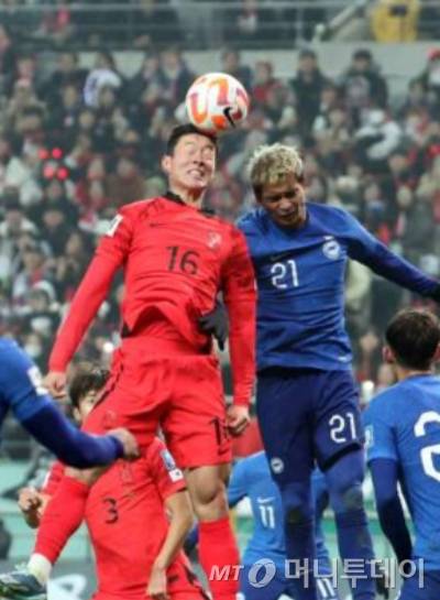 2023년 11월16일 서울월드컵경기장에서 열린 2026 피파 북중미 월드컵 아시아 지역 2차 예선 대한민국 대 싱가포르 경기, 후반 황의조가 헤딩골을 시도하고 있다./사진=뉴시스