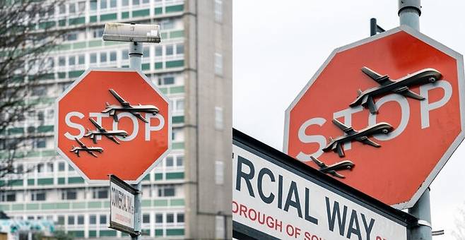 런던 거리의 '정지' 표지판 위에 군용 드론을 그려넣은 뱅크시 작품.
