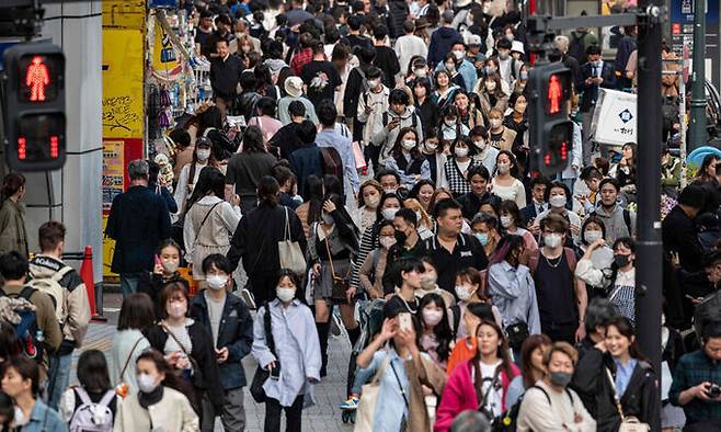 일본 도쿄 시부야에서 사람들이 오가고 있다. AFP연합뉴스