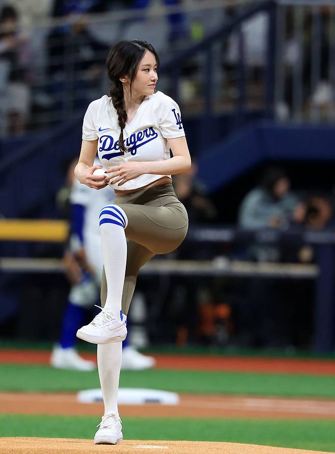 배우 전종서가 17일 서울 고척스카이돔에서 열린 로스앤젤레스(LA) 다저스와 키움 히어로즈의 미국프로야구(MLB) 서울시리즈 스페셜 경기에 앞서 시구를 하고 있다. 전종서는 카스 라이트 모델이다. /뉴스1