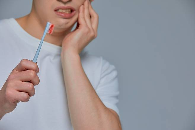 표준잇몸양치법과 잇몸 마사지는 잇몸병을 예방하는 데 도움을 준다. /게티이미지뱅크