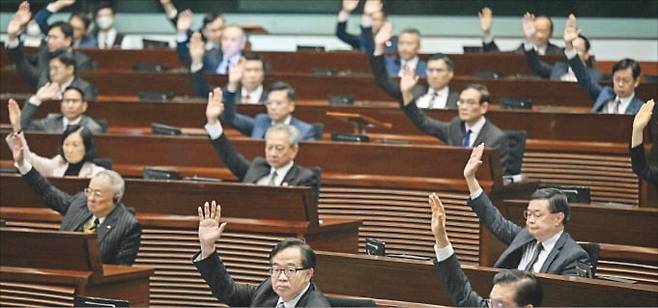 19일 홍콩 입법회 회의실에서 의원들이 전체회의를 열고 홍콩 정부가 제출한 ‘국가안보 수호조례’에 대한 투표를 하고 있다. 이 법안은 만장일치로 통과됐다. AFP연합뉴스