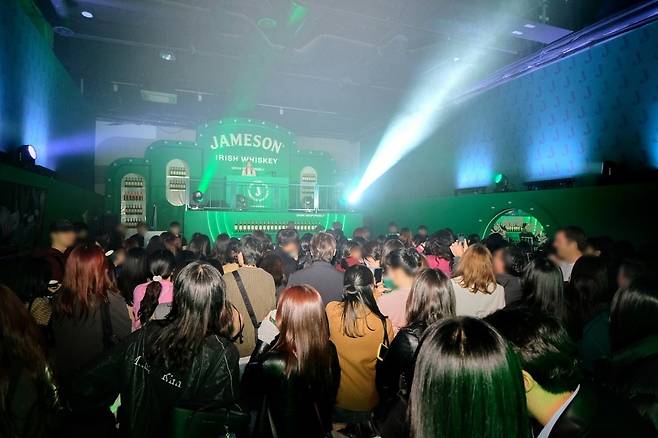 서울 홍대 '제임슨 마당' 팝업에서 열린 공연. 사진=페르노리카코리아 제공