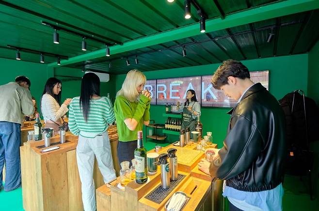 아이리쉬 위스키 제임슨 팝업 ‘제임슨 마당’에서 열린 증류소 투어 클래스. 사진=페르노리카코리아 제공