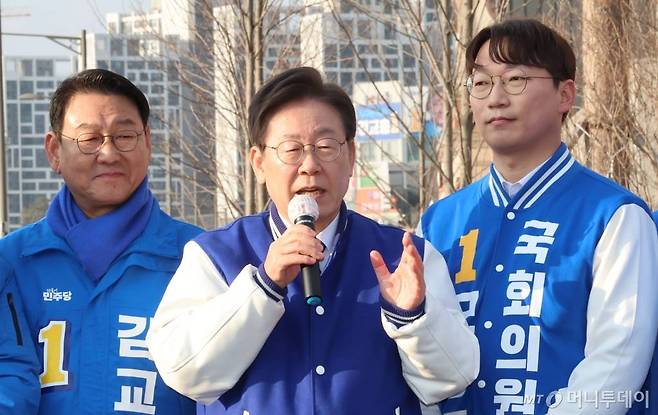 (인천=뉴스1) 임세영 기자 = 이재명 더불어민주당 대표가 20일 오후 인천 서구 정서진중앙시장 인근에서 현장 기자회견을 하고 있다. (공동취재) 2024.3.20/뉴스1 Copyright (C) 뉴스1. All rights reserved. 무단 전재 및 재배포, AI학습 이용 금지. /사진=(인천=뉴스1) 임세영 기자