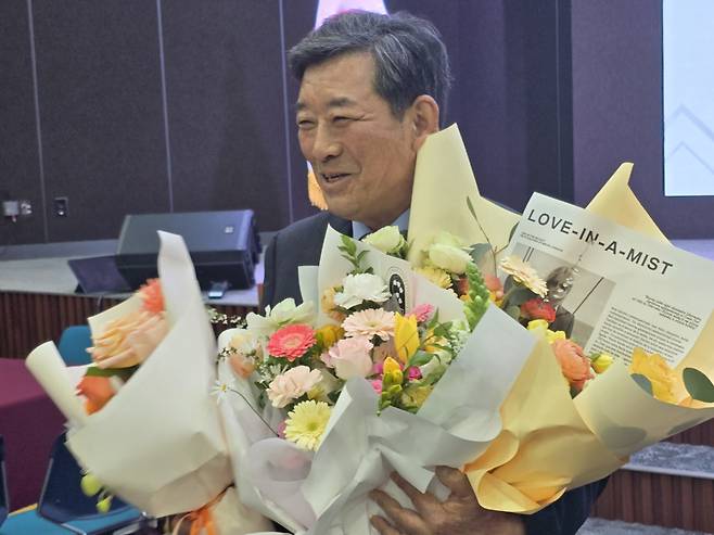 한상원(70) 다스코 회장이 제25대 광주상공회의소 회장에 당선됐다. 회원과 지인들이 축하 꽃다발을 전달했다. 서인주 기자