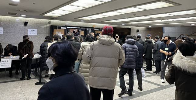 노량진1구역 조합은 지난달 15일 정기총회를 열고 새 지도부를 선출했다. 총회장을 찾은 조합원들의 모습/사진=김진수 기자