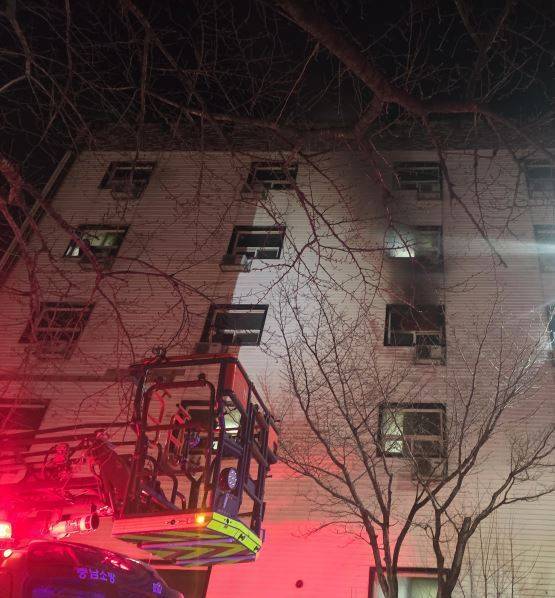 20일 오후 11시 45분께 충남 아산시 음봉면 산수리 한 여관에서 불이 나 1명이 숨졌다. (아산소방서 제공)