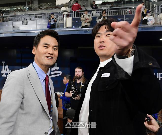 한화 류현진이 20일 고척 스카이돔에서 열리는 MLB 서울시리즈 LA 다저스와 SD 파드리스의 경기에 앞서 LA 다저스 덕아웃에서 박찬호와 이야기를 나누고 있다. 2024. 3. 20. 고척 | 최승섭기자 thunder@sportsseoul.com