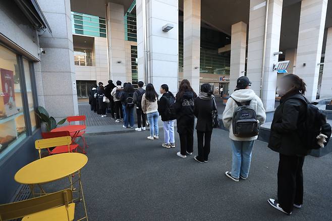 3월 20일 아침 서울 동작구 중앙대학교에서 학생들이 1천 원 아침밥을 구매하기 위해 줄을 서고 있다. / 장련성 기자
