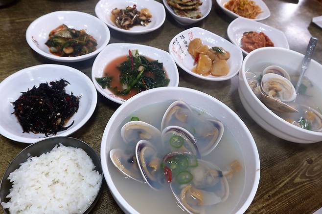 거제 조개탕 백반.