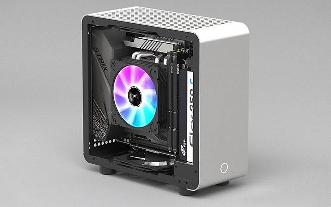 케이스가 작으면 큰 쿨러나 그래픽카드를 장착하기 어렵다 (출처 : Geeek)