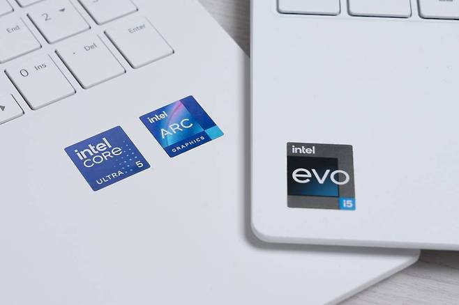 인텔 코어 울트라 5 125H가 탑재된 2024 그램 15와 13세대 인텔 코어 i5-1340P를 탑재한 레노버 요가 슬림 7i 8세대를 비교했다 / 출처=IT동아