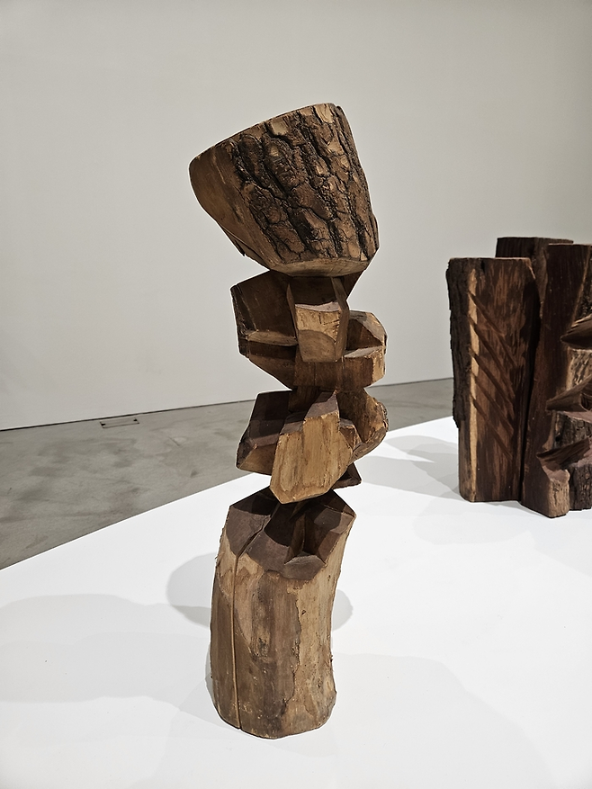 김윤신 작가의 ‘합이합일 분이분일 1978’. 작가는 나무의 겉 껍질을 살린 채 조각을 완성했다. 송경은 기자