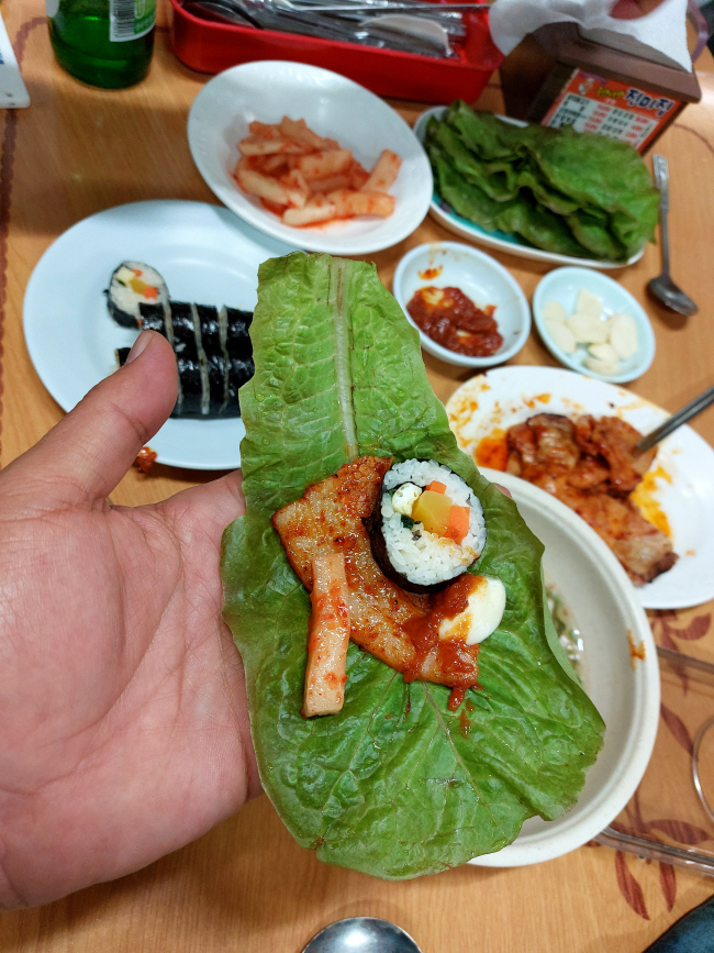 김밥을 싸먹는 ‘진미집’ 돼지 불고기.