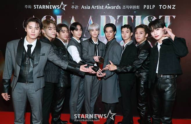 그룹 더보이즈가 14일 필리핀 아레나에서 열린 '2023 아시아 아티스트 어워즈 인 필리핀'(2023 Asia Artist Awards IN THE PHILIPPINES, 이하 '2023 AAA')에서 AAA 베스트 아티스트 상을 수상한 뒤 포즈를 취하고 있다. /사진=이동훈