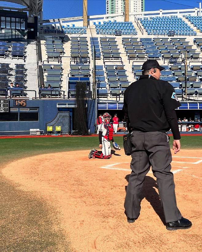 주심이 자동투구판정시스템(ABS)으로 판독된 볼-스트라이크 결과를 듣기 위해 이어폰을 착용하고 있다. 사진=KBO