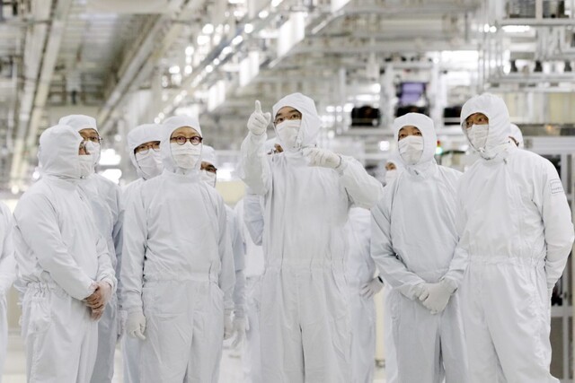이재용 삼성전자 회장(왼쪽 셋째)이 지난해 2월 삼성전자 천안캠퍼스를 찾아 반도체 패키징 라인을 점검하고 있다. 삼성전자 제공