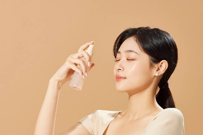 미스트를 뿌리면 일시적으로 촉촉하게 느껴질 수는 있지만, 시간이 지나면 오히려 피부가 더 건조해질 수 있다./사진=클립아트코리아
