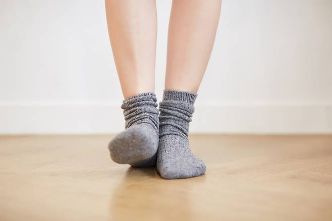 양말이나 바피부에 압력이 가해져 생긴 자연스러운 현상이지만 자국이 심하고 오래간다면 ‘부종’을 의심해야 한다./사진=클립아트코리아