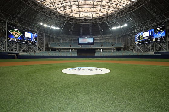 MLB 개막전 서울시리즈를 밝힌 전광판. 한국 기업이 제작했다. [사진 키움 히어로즈]